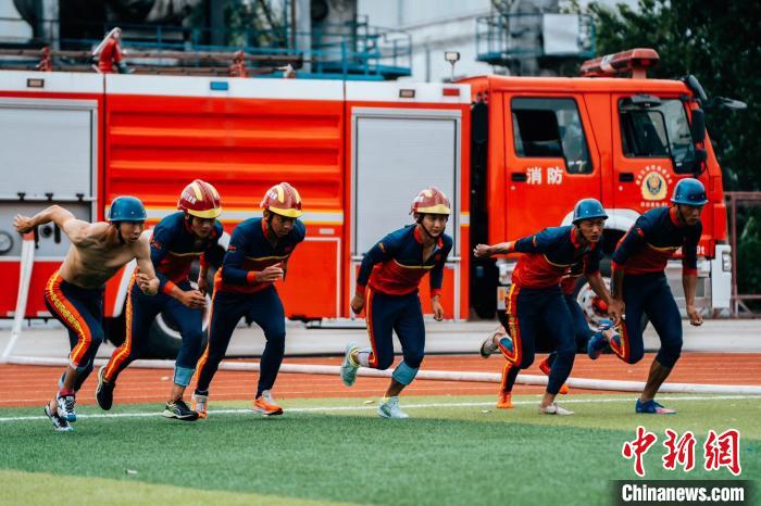 圖為馬志明與隊(duì)友一起進(jìn)行訓(xùn)練?！∈茉L者供圖