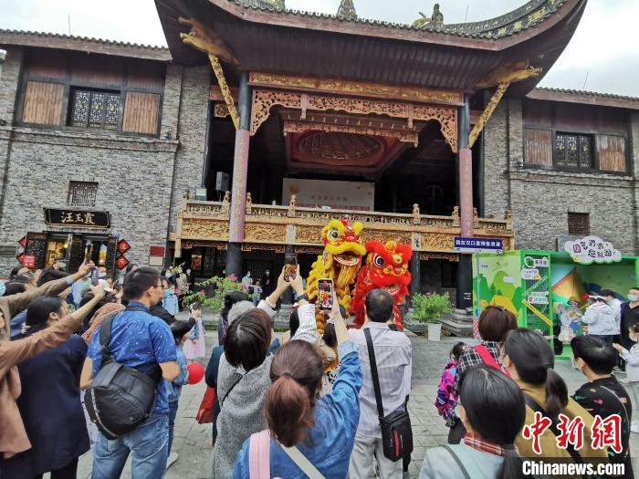 圖為武漢園博園全民練攤節(jié)“樂里集貿(mào)”活動(dòng)現(xiàn)場。　武漢市臺(tái)辦供圖