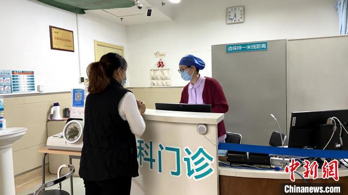 10月8日起，山東大學(xué)第二醫(yī)院推出夜間門(mén)診服務(wù)，改善患者就醫(yī)體驗(yàn)?！O婷婷 攝