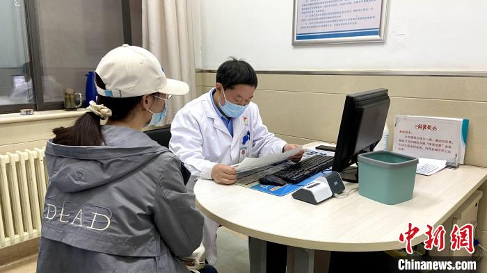 10月8日起，山東大學(xué)第二醫(yī)院推出夜間門(mén)診服務(wù)，改善患者就醫(yī)體驗(yàn)?！O婷婷 攝