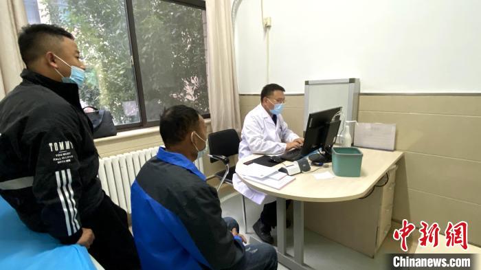 10月8日起，山東大學(xué)第二醫(yī)院推出夜間門(mén)診服務(wù)，改善患者就醫(yī)體驗(yàn)?！O婷婷 攝