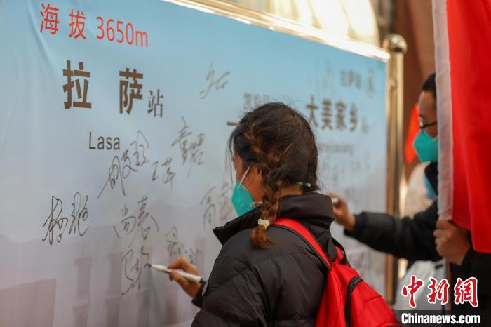 醫(yī)療隊(duì)成員簽名留念?！±詈Ｐ?攝