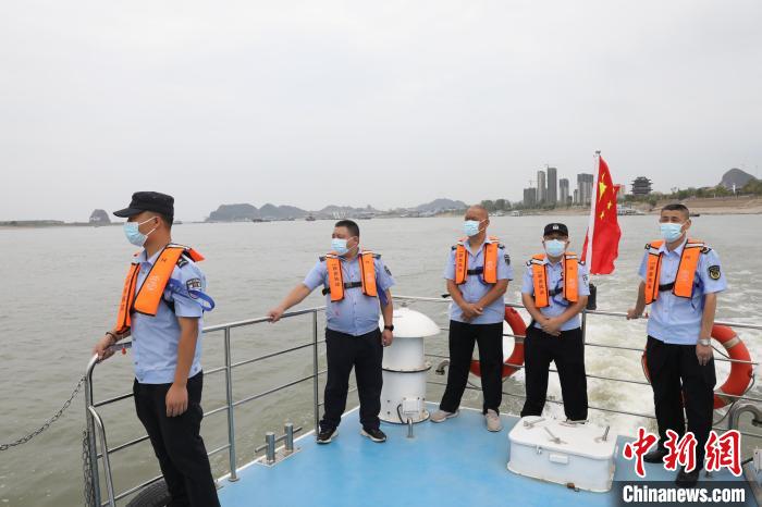 圖為江西彭澤縣長江生態(tài)管護(hù)隊(duì)隊(duì)員在長江巡護(hù)。　袁昕 攝