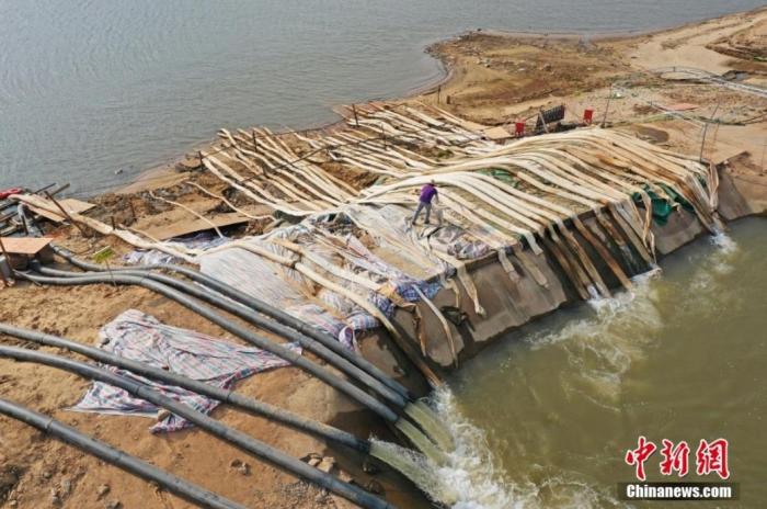 圖為在鄱陽湖畔的江西省南昌市新建區(qū)昌邑鄉(xiāng)江邊電力排灌站，工作人員從外河引水渠抽水灌溉農(nóng)田。(資料圖) 劉占昆 　攝