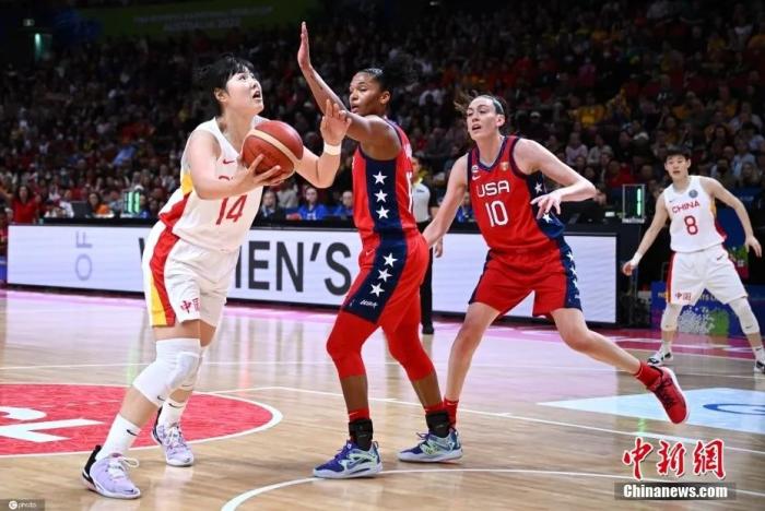 北京時間10月1日，2022女籃世界杯迎來最終決戰(zhàn)。時隔28年重返決賽舞臺的中國女籃迎戰(zhàn)世界排名第一的美國隊。經(jīng)過四節(jié)鏖戰(zhàn)，實力更勝一籌的美國女籃以83：61贏得比賽，中國女籃獲得亞軍。圖為李月汝突破上籃。圖片來源：IC photo