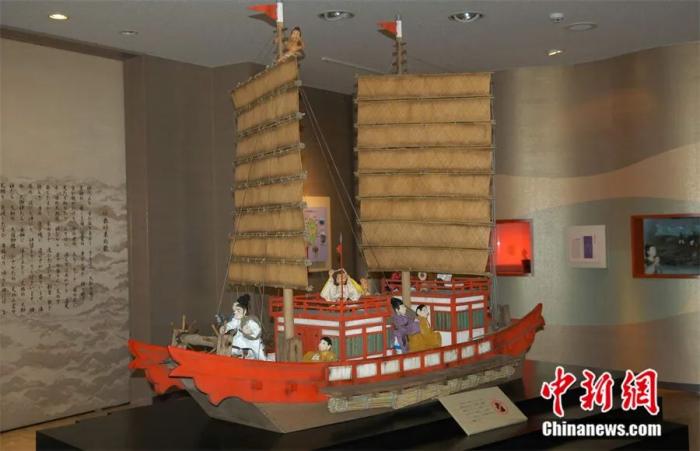日本長崎縣五島市的三井樂町，是歷史上日本遣唐使的起錨地，當?shù)鼐用褚源藶闃s，自號“遣唐使之鄉(xiāng)”。圖為當?shù)仡H具規(guī)模的遣唐使之鄉(xiāng)館內(nèi)陳列的資料和模型。該館如今已成當?shù)赜^光熱點。鐘欣 攝
