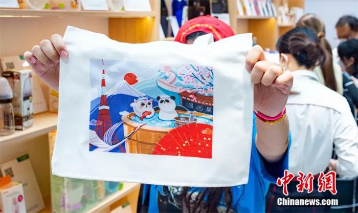 2022年9月24日，中日邦交正常化50周年民間紀念活動在北京舉行。圖為活動展商提供的中日兩國主題的紀念布袋。侯宇 攝
