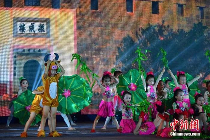 孩子們表演舞蹈《客家童謠》。張斌 攝

