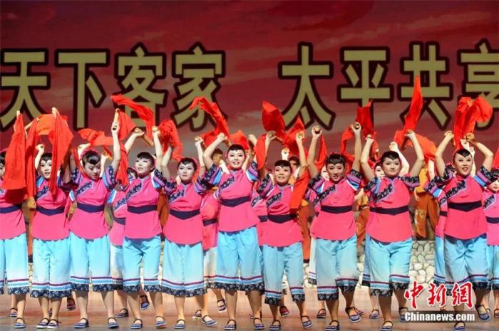 2020年9月，原生態(tài)客家風(fēng)情歌舞集《土樓神韻》在福建省永定客家博覽園演藝中心上演。張金川 攝
