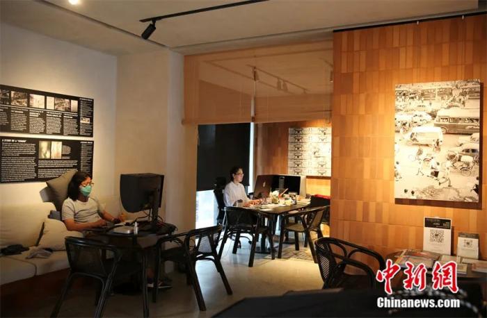 位于曼谷老街石龍軍路的“尚泰：第一家”內，墻上陳列老曼谷的照片。這里是泰國“百貨大王”鄭氏家族第一代創(chuàng)始人70多年前在曼谷開出的第一家店鋪所在地。王國安 攝