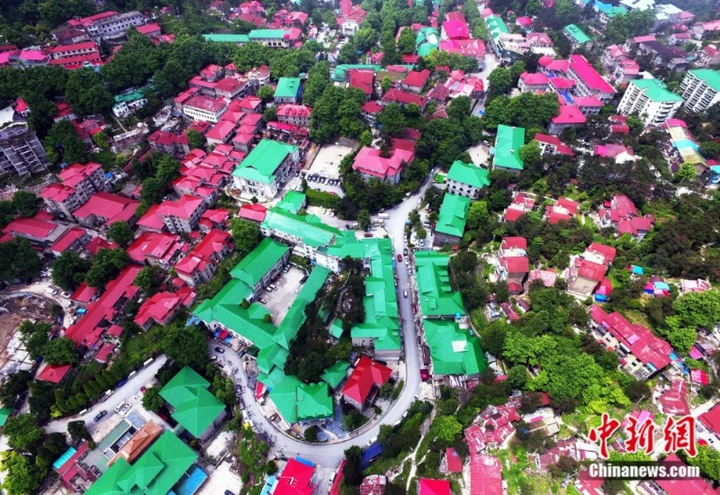 廬山別墅廣泛采用平面幾何式屋頂，屋頂多用鐵皮釘蓋，漆成紅、綠色。(無人機(jī)照片)劉占昆 攝 