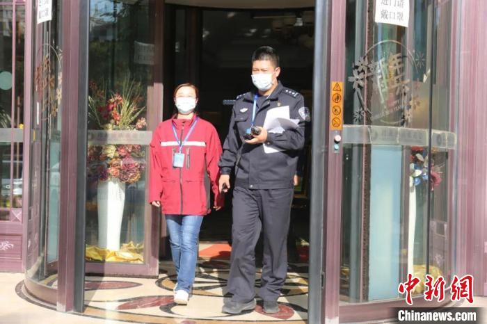 圖為工作中的李輝?！“蕉疾既?攝