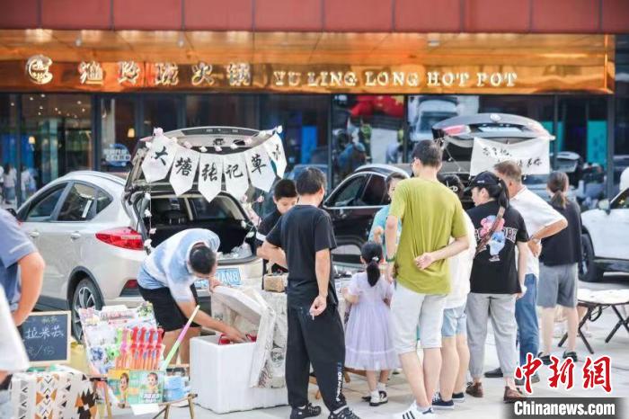 張遠(yuǎn)琪一家的后備箱攤位?！∈茉L者供圖