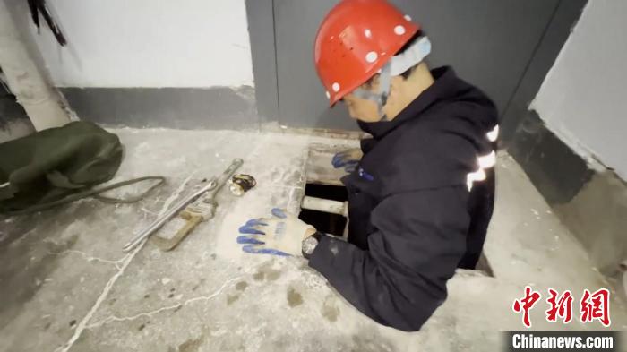 康克明需要從不到40厘米寬的入口進(jìn)入到地下。