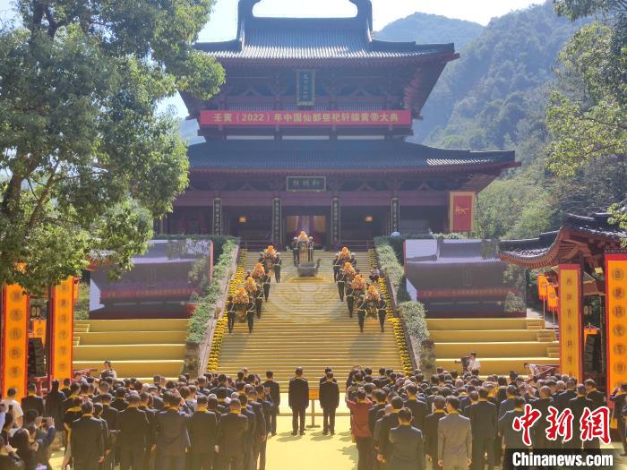 敬獻(xiàn)花籃?！「碉w揚(yáng) 攝