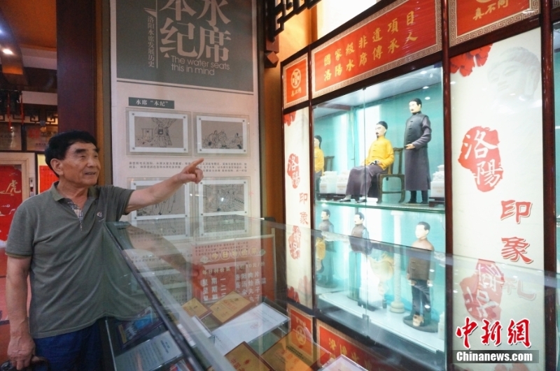 圖為7月21日，河南洛陽，國家級非物質(zhì)文化遺產(chǎn)“真不同洛陽水席”制作技藝代表性傳承人姚炎立介紹洛陽水席。（資料圖片） <a target='_blank' href='/'>中新社</a>記者 韓章云 攝