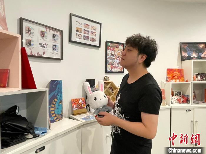 林超介紹《那年那兔那些事兒》的文創(chuàng)產(chǎn)品?！∽g 攝