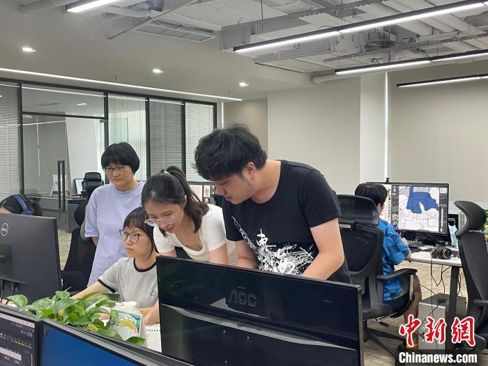 林超和同事探討新作品?！∽g 攝