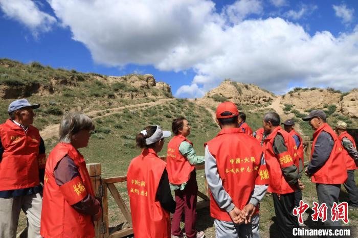 退休后的袁建琴于2020年成立大同市長城文化旅游協(xié)會(huì)。袁建琴 供圖 受訪者袁建琴供圖