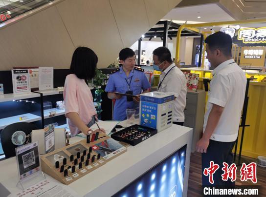 資料圖：浙江湖州市長興縣煙草專賣局聯(lián)合市場監(jiān)督管理局對轄區(qū)電子煙經(jīng)營戶開展檢查教育?！∪~群瑛 攝