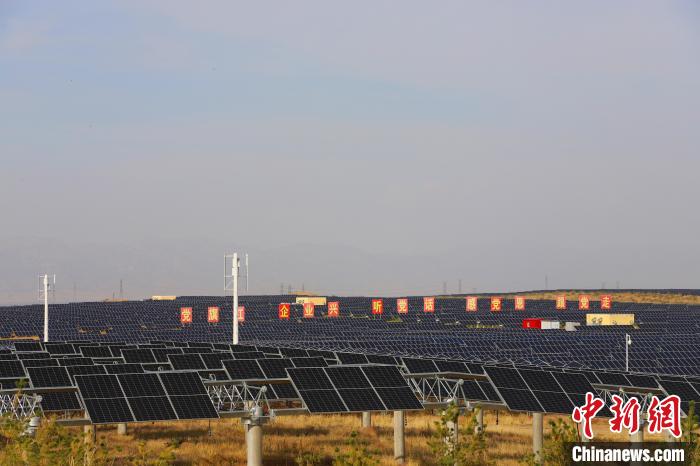圖為庫布其沙漠的光伏發(fā)電。　張林虎 攝