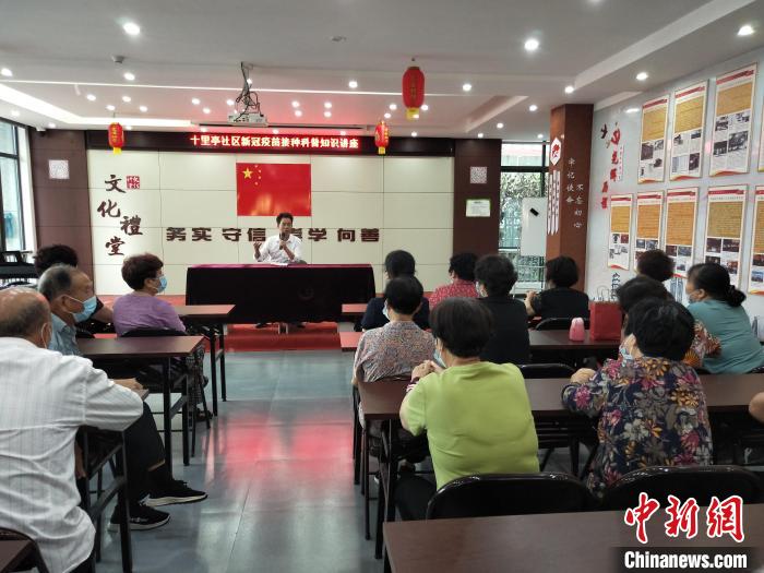 老衛(wèi)協(xié)隊員進行衛(wèi)生科普宣傳?！『鷮毑婀﹫D