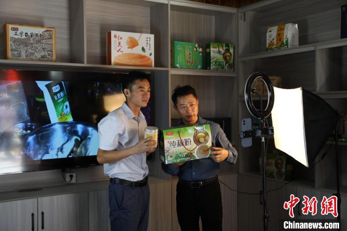 主播在“鄉(xiāng)村青年創(chuàng)客空間”直播帶貨當(dāng)?shù)剞r(nóng)產(chǎn)品?！≡?攝