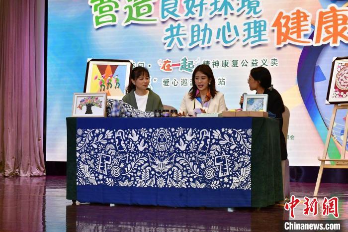 來自上海多家區(qū)級精神衛(wèi)生中心和街鎮(zhèn)陽光心園的幾十種精神康復(fù)作品在網(wǎng)絡(luò)上義賣。　上海市精神衛(wèi)生中心供圖