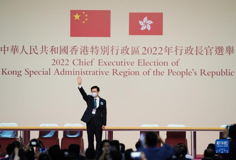 5月8日，李家超當(dāng)選香港特別行政區(qū)第六任行政長(zhǎng)官人選。這是在香港會(huì)議展覽中心，李家超揮手致意。（新華社記者 王申 攝）