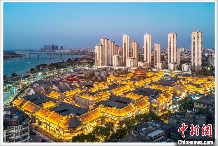 樟樹市三皇宮歷史文化街區(qū)夜景圖。　樟樹市委宣傳部供圖