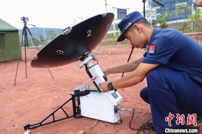 消防救援人員調試衛(wèi)星便攜站?！￡悋?攝