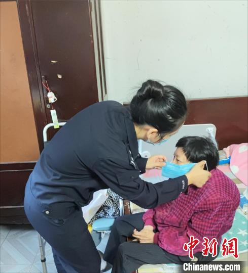 陳穎照顧腿腳不便的老人鄒六保?！⊥踯?攝