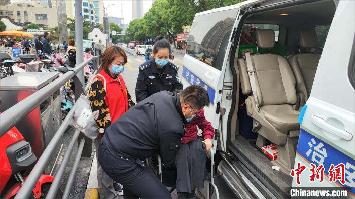 陳穎安排車輛送老人就醫(yī)?！⊥踯?攝