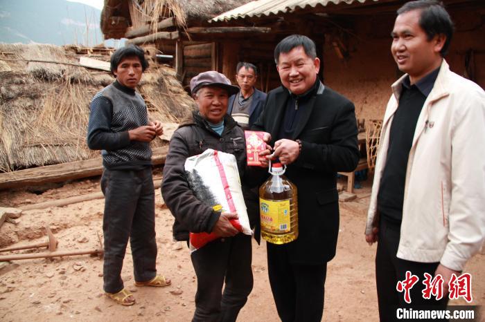 圖為謝明昌為村民捐贈物資?！〈罄碇菸y(tǒng)戰(zhàn)部供圖