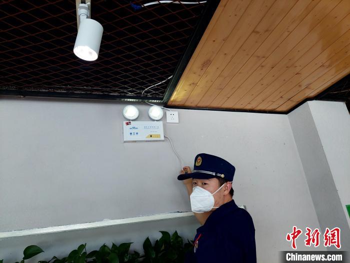 日常防火檢查中，消防協(xié)管員經(jīng)常需要爬高摸底?！垘泿?攝