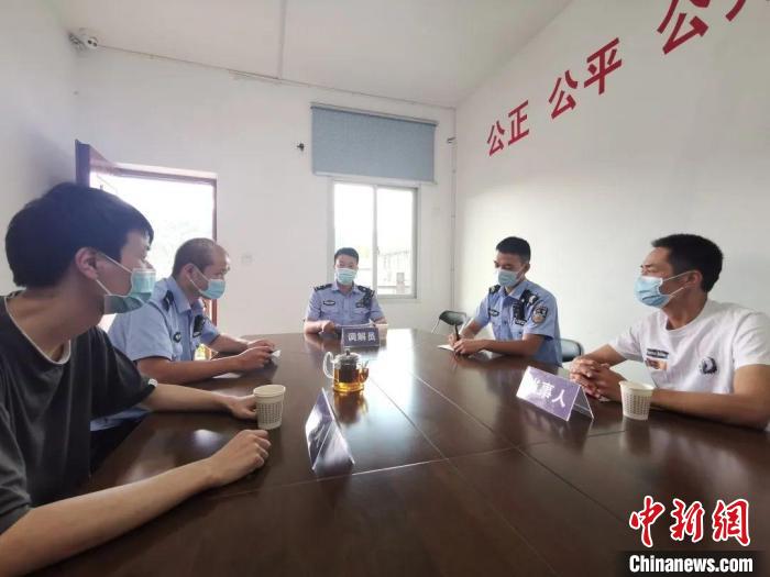 民警調(diào)解糾紛?！∑聊峡h公安局 供圖