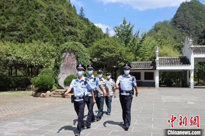 屏南民警開展巡防工作?！∑聊峡h公安局 供圖