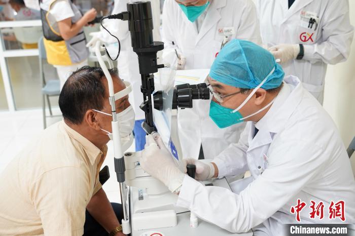 圖為醫(yī)療隊(duì)成員為當(dāng)?shù)匕變?nèi)障患者進(jìn)行手術(shù)?！V西援老撾消除白內(nèi)障致盲項(xiàng)目醫(yī)療隊(duì)供圖