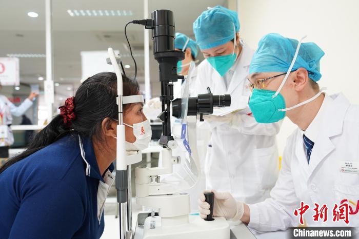 圖為醫(yī)療隊(duì)成員為當(dāng)?shù)匕變?nèi)障患者進(jìn)行手術(shù)?！V西援老撾消除白內(nèi)障致盲項(xiàng)目醫(yī)療隊(duì)供圖