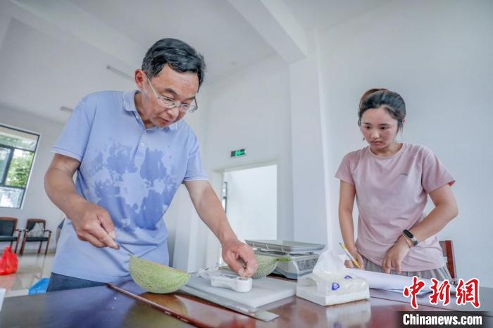 沈衛(wèi)新(左)正在做研究?！∩蛐l(wèi)新 供圖