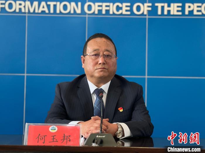 圖為青海湖國(guó)家級(jí)自然保護(hù)區(qū)管理局局長(zhǎng)何玉邦在發(fā)布會(huì)上介紹青海湖生態(tài)保護(hù)情況?！±罱瓕?攝