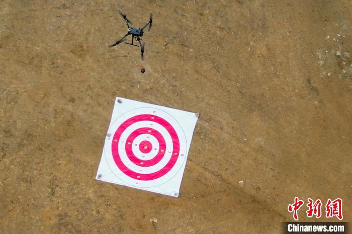 圖為消防員利用無人機空投滅火彈?！钣例?攝