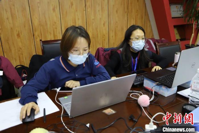 圖為通宵達(dá)旦工作的流調(diào)員?！∨d安盟衛(wèi)健委供圖