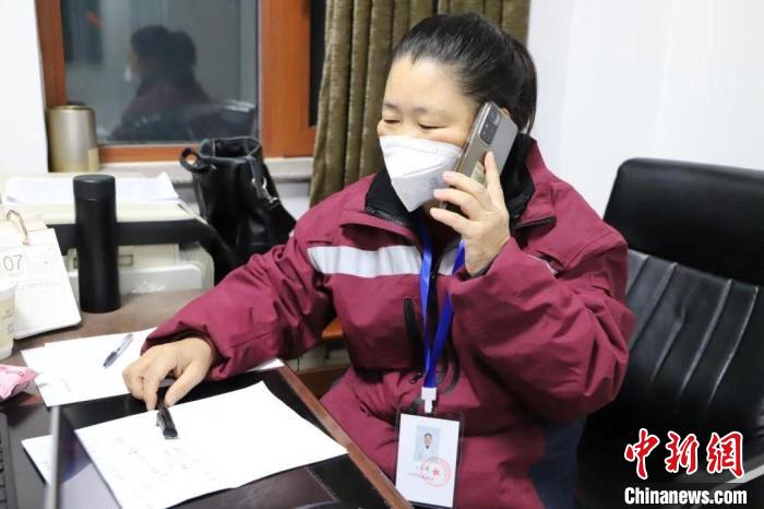 圖為王永清撥打電話進(jìn)行流調(diào)信息核查?！∨d安盟衛(wèi)健委供圖