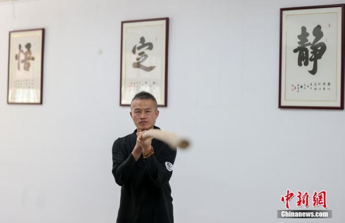 10月11日，在位于武漢市漢陽區(qū)的一家武館，46歲的臺(tái)胞陳文挺正在練習(xí)棍法。<a target='_blank' href='/'>中新社</a>記者 張暢 攝