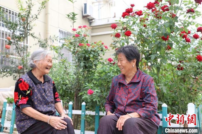 住在美麗庭院，老人樂開懷。　顧士剛 攝
