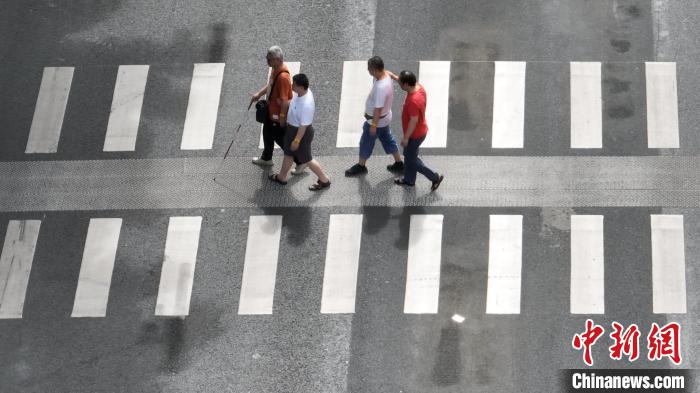 10月12日，廣西南寧首條智能盲道斑馬線啟用?！∽T文捷 攝