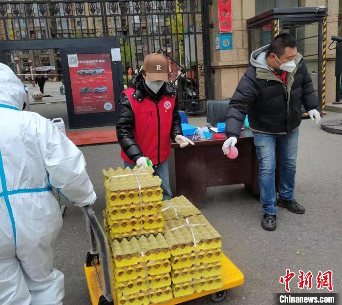 圖為王琳琳(左二)加入“紅馬甲”行列。　王琳琳供圖