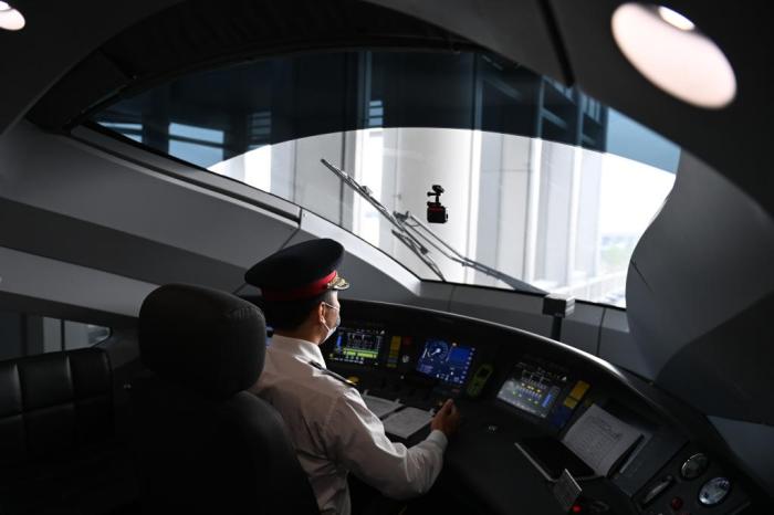 合杭高鐵湖州至杭州段列車司機(jī)等待發(fā)車。新華社記者 黃宗治 攝