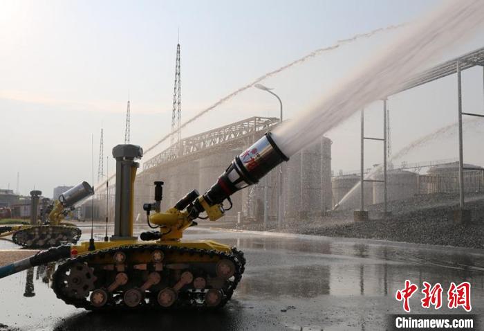 無人駕駛滅火機器人參與演練?！∷拇ㄏ拦﹫D